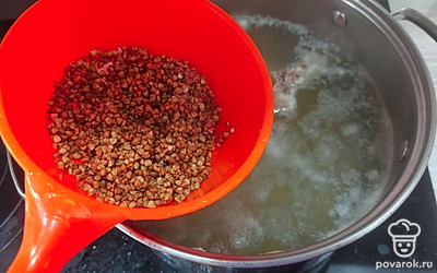 Затем промойте гречку и добавьте в кастрюлю. 