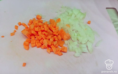 Лук и морковь нарежьте кубиками и выложите в кастрюлю. Варите еще 10 минут, затем посолите. Снимите кастрюлю с плиты. 