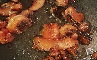 Шампиньоны слегка обжарьте на сковороде с добавлением растительного масла. 