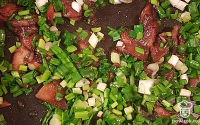 Зеленый лук помойте, нарежьте и отправьте к грибам. 