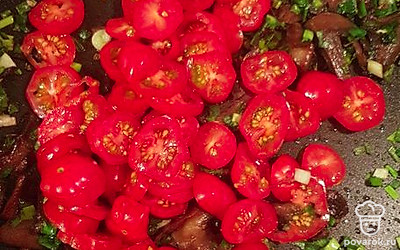 Помидоры черри помойте, нарежьте кружочками и добавьте в сковороду. Тушите 2 минуты.