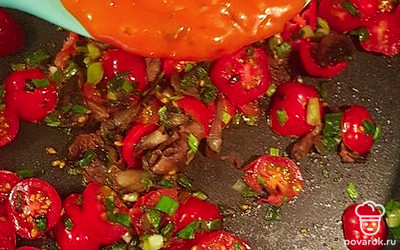 Добавьте пасту Том Ям.