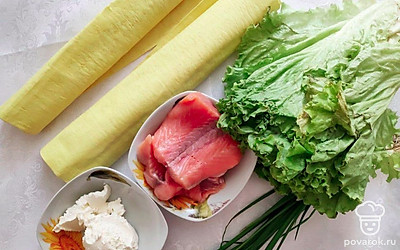 Подготовьте ингредиенты. Зеленый лук и листья салата хорошо вымойте и просушите.