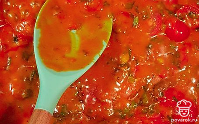 Все хорошо перемешайте, тушите 2 минуты. 