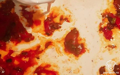 Добавьте сливки. Тушите пару минут. 