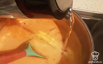 Из сковороды все переложите в кастрюлю. Влейте воду (кипяток). Варите до закипания. 