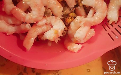 Размороженные морепродукты отправьте в кастрюлю. Варите 5 минут. 