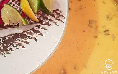 В конце добавьте дольки лимона и лайма. Можно слегка выжать сок из долек. 