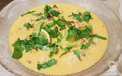 Добавьте нарезанную кинзу в тарелку. Она придаст супу изюминку. Приятного аппетита!