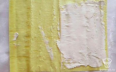 Рыбу нарежьте на небольшие полоски. Лист лаваша равномерно смажьте творожным сыром.