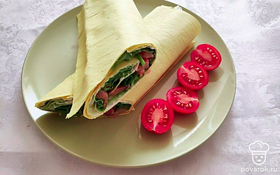 Готовое блюдо выложите в порционные тарелки, дополнив его половинками помидорок черри.