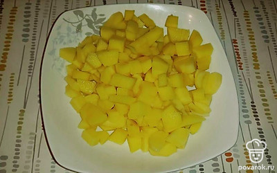 Почистите картофель, нарежьте кубиками. Через некоторое время добавьте картофель в рыбный бульон.