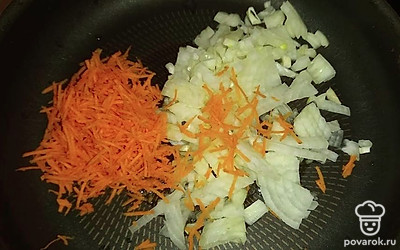 Пока варится картофель, сделайте зажарку. Для этого почистите морковь и репчатый лук. Морковь натрите на мелкой терке, лук мелко нарежьте.