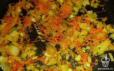 Морковь с луком обжарьте на сковороде с добавлением оливкового масла. Готовую зажарку добавьте в кастрюлю (когда картофель будет практически готов), варите суп еще 5-7 минут.