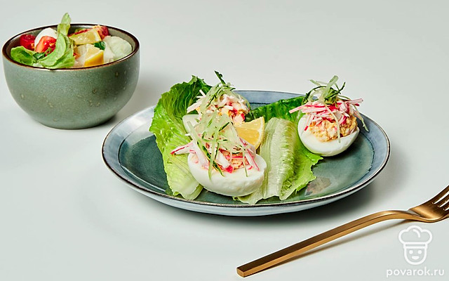 Простые фаршированные яйца с крабовыми палочками — Рецепт с фото