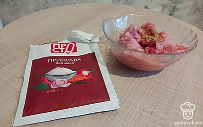 Фарш из кролика смешайте с яичным белком и специями.