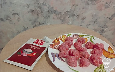 Сформируйте фрикадельки. Начните варить их в литре воды.