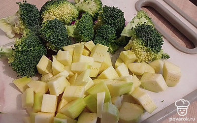 Почистите кабачок, нарежьте его и брокколи.