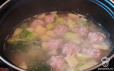 Добавьте в суп, посолите, варите 15 минут.