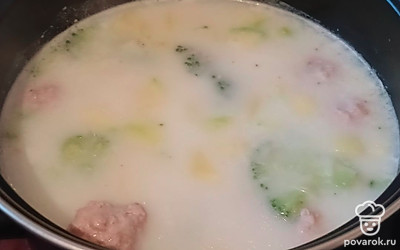 Добавьте сливки и доведите до кипения. Суп готов.