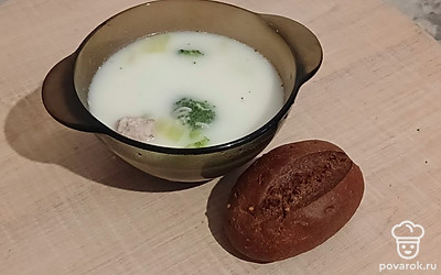 Подайте с булочкой.