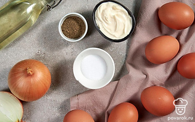 Репчатый лук очистите от шелухи и мелко нарежьте. Пожарьте лук на сковороде с добавлением растительного масла до золотистой корочки. Укроп промойте и высушите бумажными полотенцами.