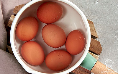 Отварите яйца. Выложите яйца в кастрюлю и налейте воды. Поставьте на сильный огонь и после закипания варите 10 минут. Залейте готовые яйца холодной водой до остывания. Очистите от скорлупы и разрежьте пополам каждое яйцо. Отделите белки от желтка.