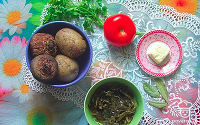 Подготовьте все ингредиенты для супа: картофель, свеклу, морскую капусту, помидоры, зелень, сливочное масло, лавровый лист, приправы. 