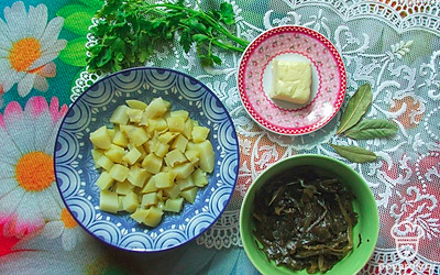 Нарежьте кубиками картофель. Вскипятите 2 литра воды для супа. Выложите картофель в кипящую воду. Добавьте соль, лавровый лист, кориандр, гвоздику.