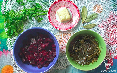 Нарежьте свеклу, предварительно отваренную в течение 45 минут. Отправьте в кипящую воду. Приправьте душистым перцем и томите вместе с картофелем 10 минут. 