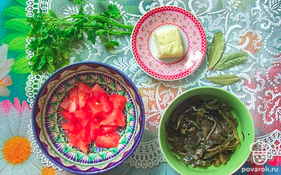 Нашинкуйте помидоры, выложите в суп. Варите примерно 4 минуты. Затем Отправьте в кастрюлю морскую капусту. Доведите до кипения. Снимите суп с огня. 