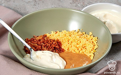 Приготовьте фаршированные яйца. Выложите в отдельную миску желток, жареный лук, горчицу и майонез. Посолите, поперчите по вкусу и перемешайте. Выложите готовую начинку в белки.