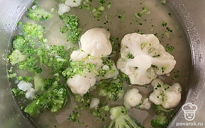 Добавьте брокколи, цветную капусту.