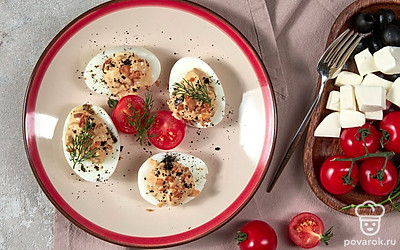 Подавайте готовые фаршированные яйца охлажденными, украсив их веточками укропа.