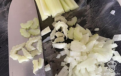 Нарежьте стебель сельдерея, лук и чеснок. Отправьте их в кастрюлю.