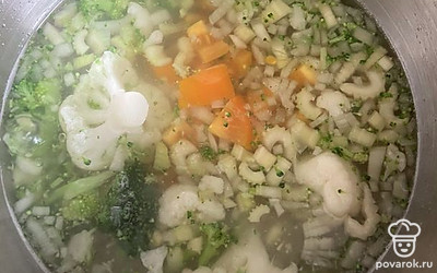 Нарежьте помидор и выложите к остальным овощам.