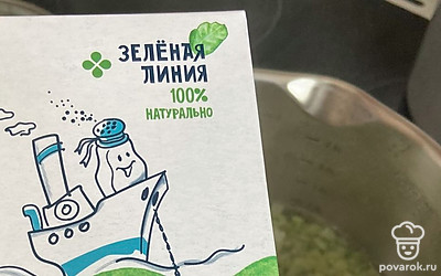 Добавьте морскую соль и другие специи. Перемешайте и варите на среднем огне до мягкости овощей.