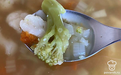 Подавайте блюдо горячим, можно с хлебом.