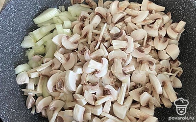 Очистите, нарежьте грибы и лук. Выложите на сковороду с маслом.