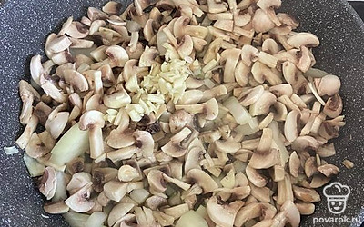 Очистите, измельчите чеснок. Добавьте к грибам. Обжарьте на среднем огне, помешивая, до готовности.