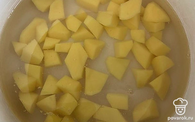 Очистите и нарежьте картофель. Залейте водой в кастрюле, поставьте вариться. Томите, помешивая, до готовности картошки.