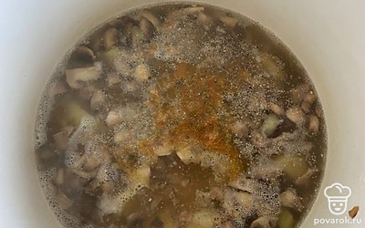 К картофелю добавьте зажарку из грибов. Приправьте специями. Варите 5 минут