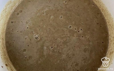 Измельчите суп блендером до состояния пюре.