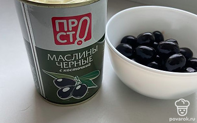 Добавьте к супу черные маслины с косточкой. Варите еще 5 минут, помешивая