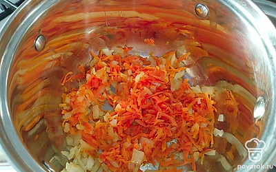 Обжарьте лук с морковью на подсолнечном масле в течение 3-4 минут.