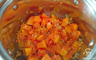 Добавьте в кастрюлю очищеную и нарезаную кубиками тыкву (я беру заготовку из морозилки). Обжарьте несколько минут, помешивая. 