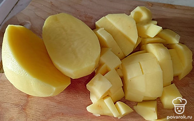 Почистите картофель и нарежьте кубиками.