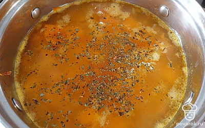 Налейте в кастрюлю воду, доведите до кипения и добавьте картофель. Посолите, поперчите и добавьте базилик по вкусу. 