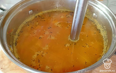 Варите 20 минут на медленном огне (под крышкой). Готовый суп пробейте блендером. 