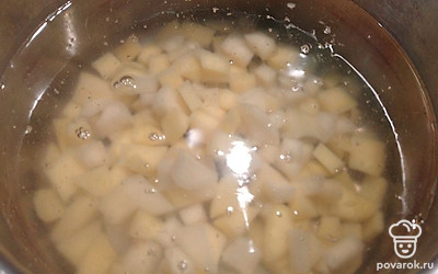 Воду налейте в кастрюлю, доведите до кипения. Добавьте нарезанную картошку, соль.